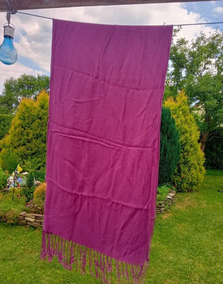 Fialová větší šála s třásněmi rozměr 170 cm x 55 cm