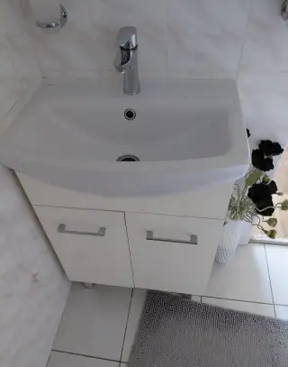 Koupelnová skříňka s umyvadlem a baterií