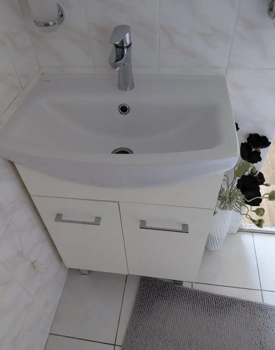 Koupelnová skříňka s umyvadlem a baterií