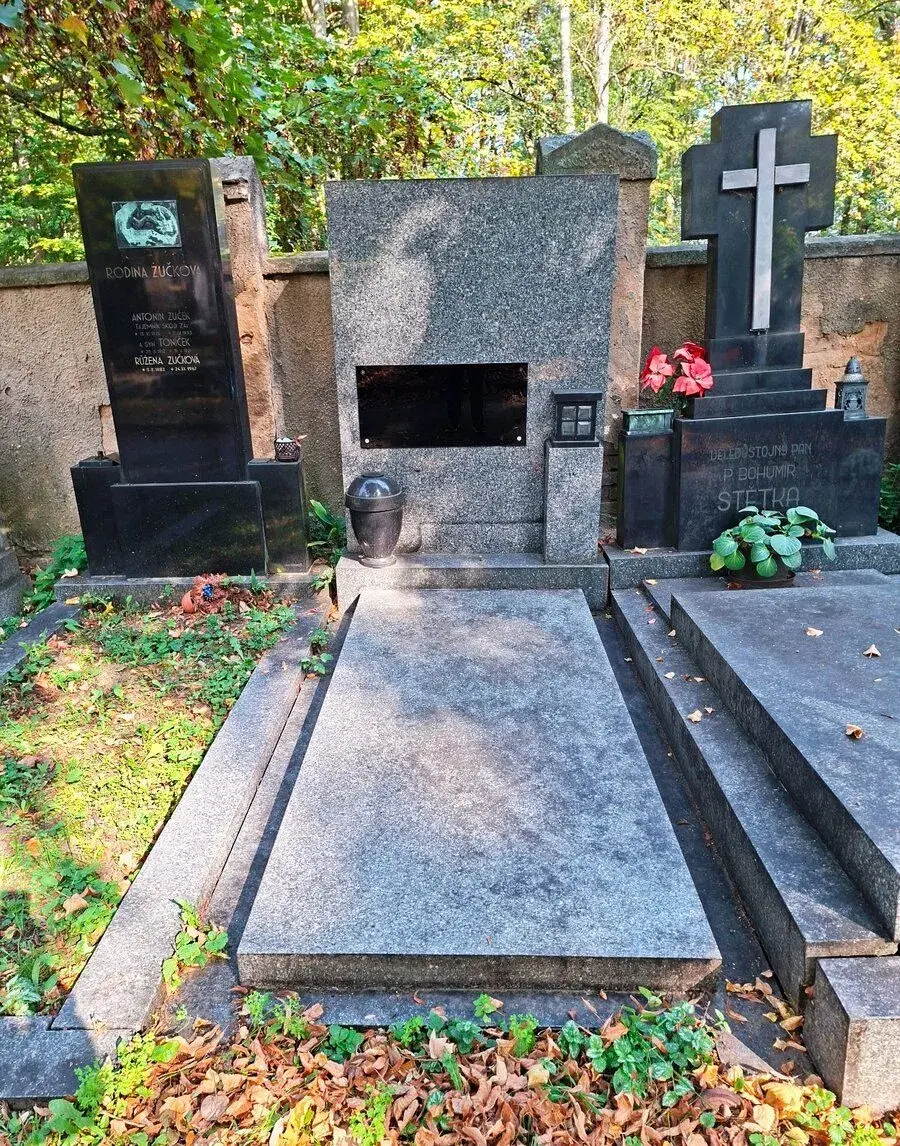 Hrob na hl,hřbitově v Plzni