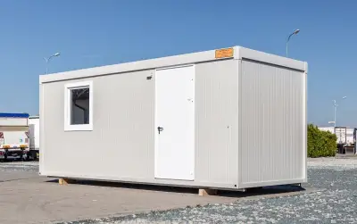 Stavební buňka 6,1 m – plastové okno, kancelář, sklad