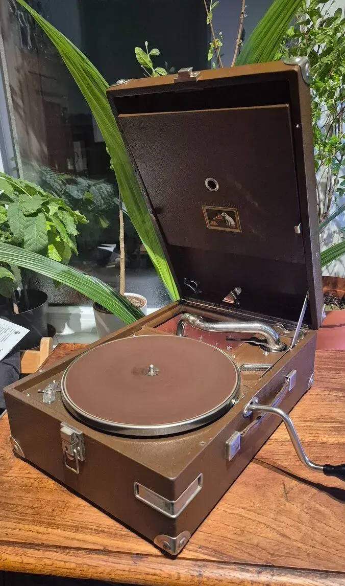 hnědý gramofon La Voix de son Maître (HMV) 101