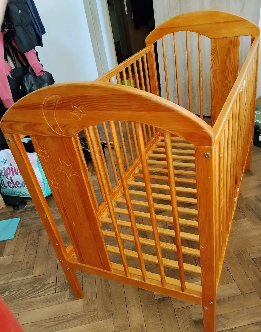 Dětská postýlka z masivu
