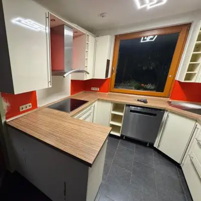 Světlá moderní kuchyňská linka MISCHEL