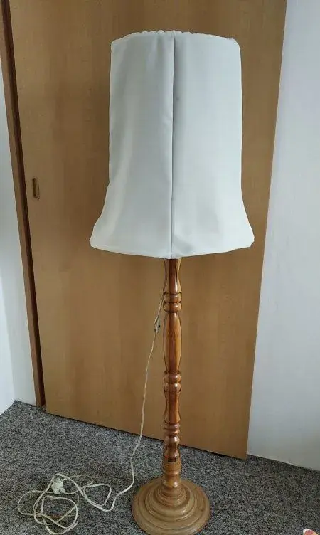 Zářivka, Lampička; Lampa dřevěná+2 polštáře; skleněné báně