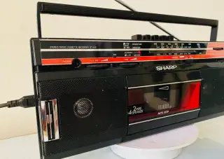 Radiomagnetofon Sharp QT-242, rok 1985