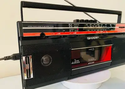 Radiomagnetofon Sharp QT-242, rok 1985