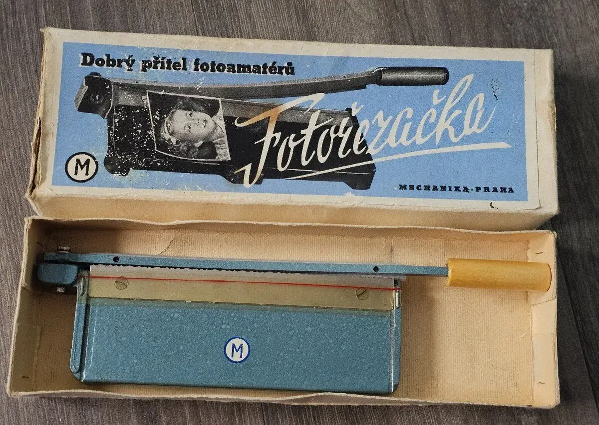 Retro páková fotořezačka Mechanika Praha