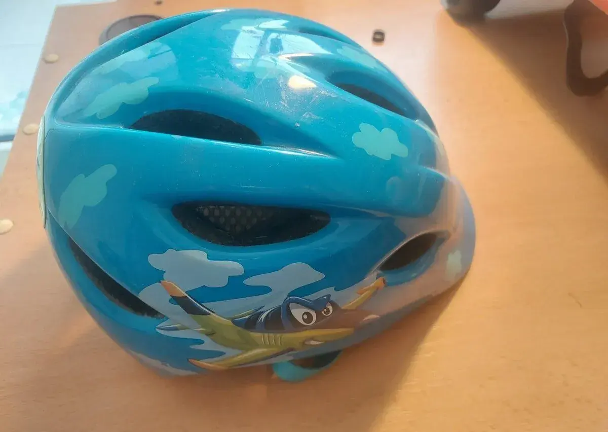 Dětská cyklistická helma – modrá s motivem letadla