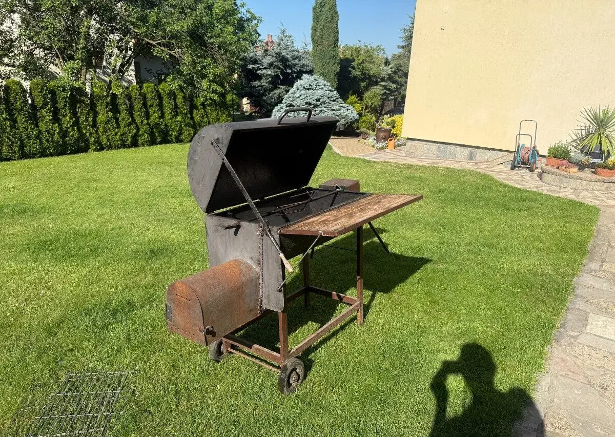 Kvalitní velký gril a udírna, vhodný pro sele, kýta, maso.