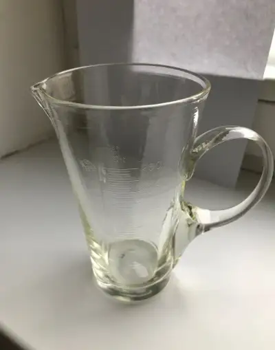 Odměrka s nálevkou 250 ml