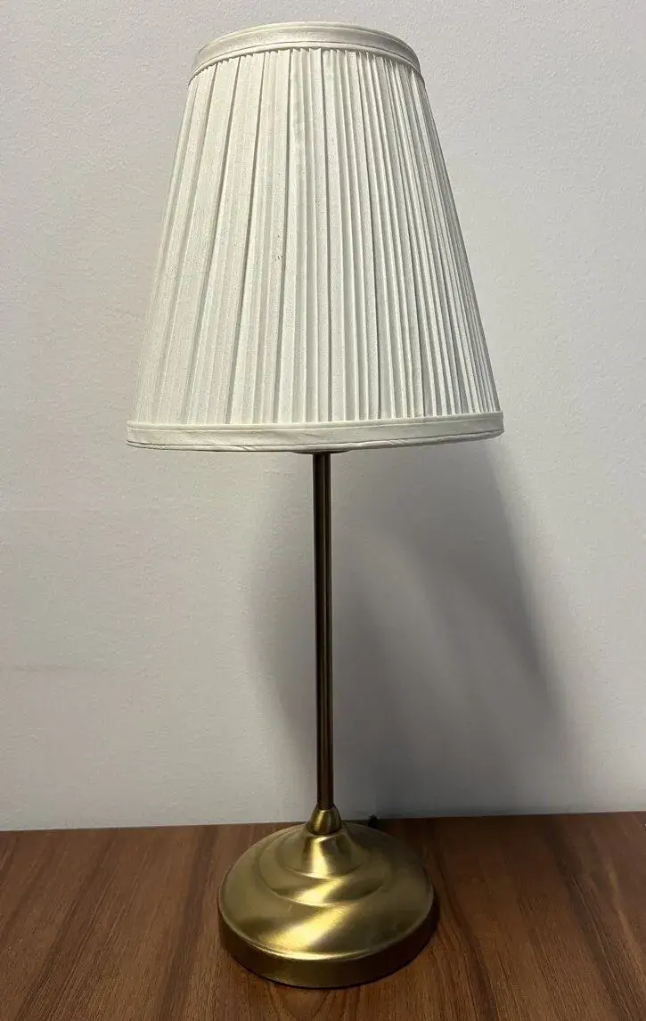 Stolní lampa se stínidlem – mosazný vzhled