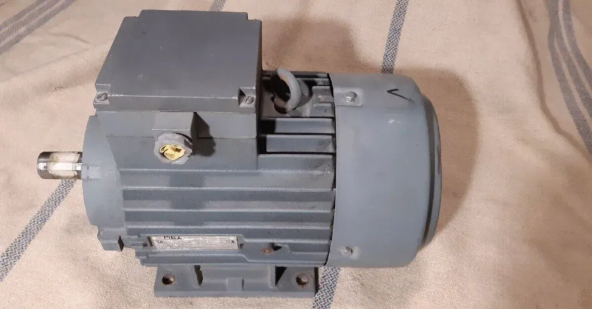Tříotáčkový elektromotor