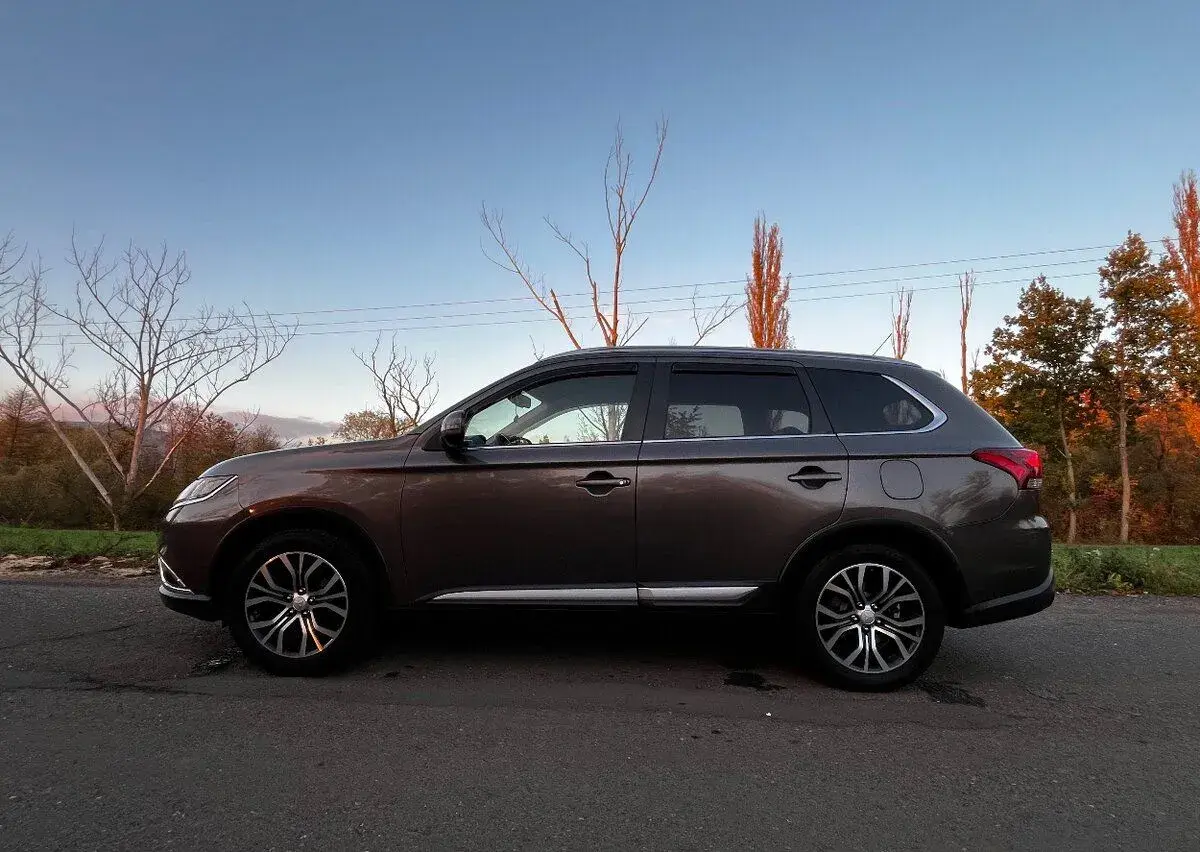 Outlander 2.2 DI-D 4×4, nafta, automat, 2016, 7 míst
