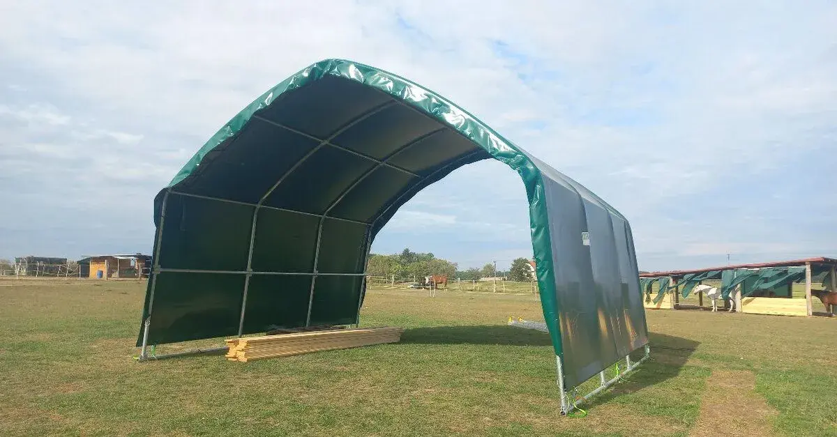 Mobilní pastevní přístřešek 6x6m ALM centrum pro koně