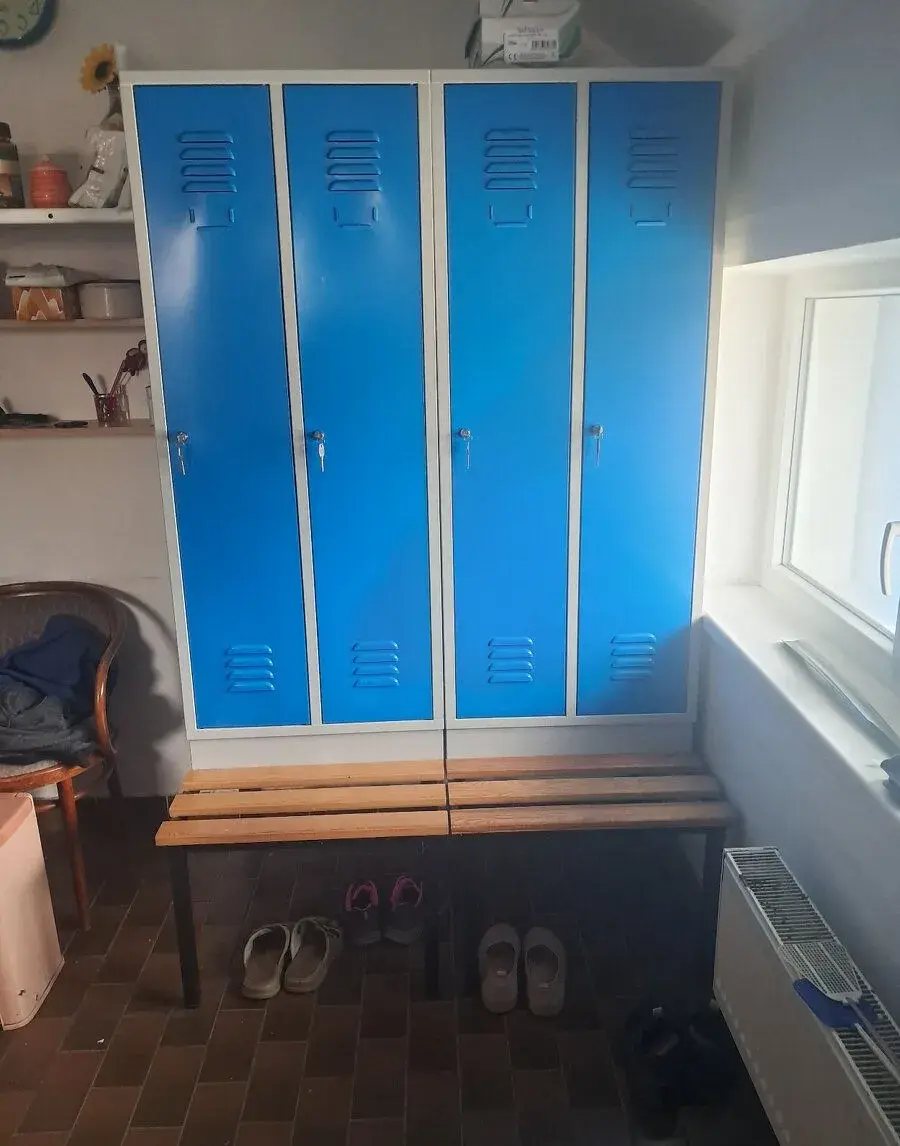 Šatní skříň kovová dvoudveřová s lavicí