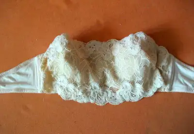 Krásná ozdobná PODPRSENKA od zn. LISCA, 80B