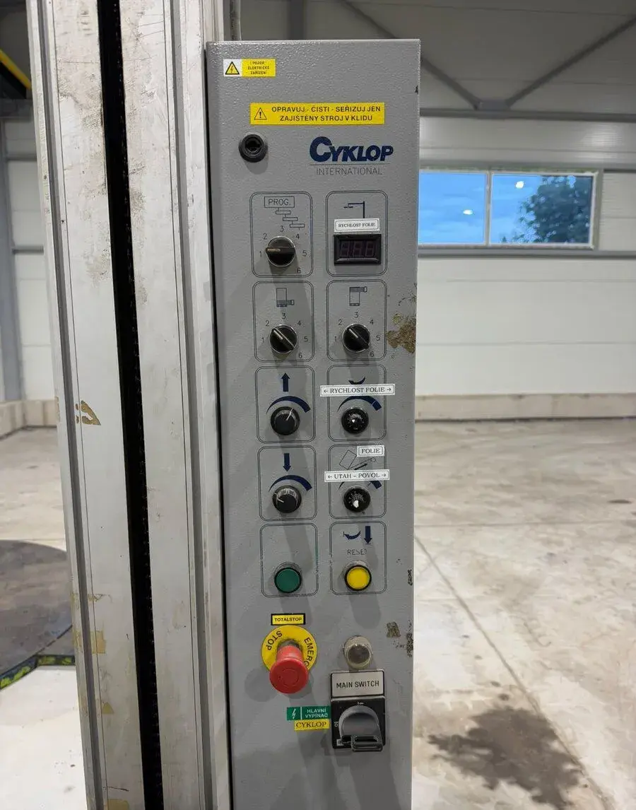 Ovinovací balicí stroj na palety Cyklop