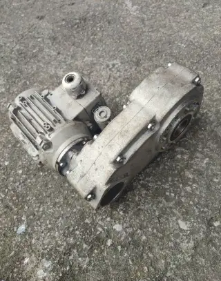 Elektromotor s převodovkou pro šnekový dopravník