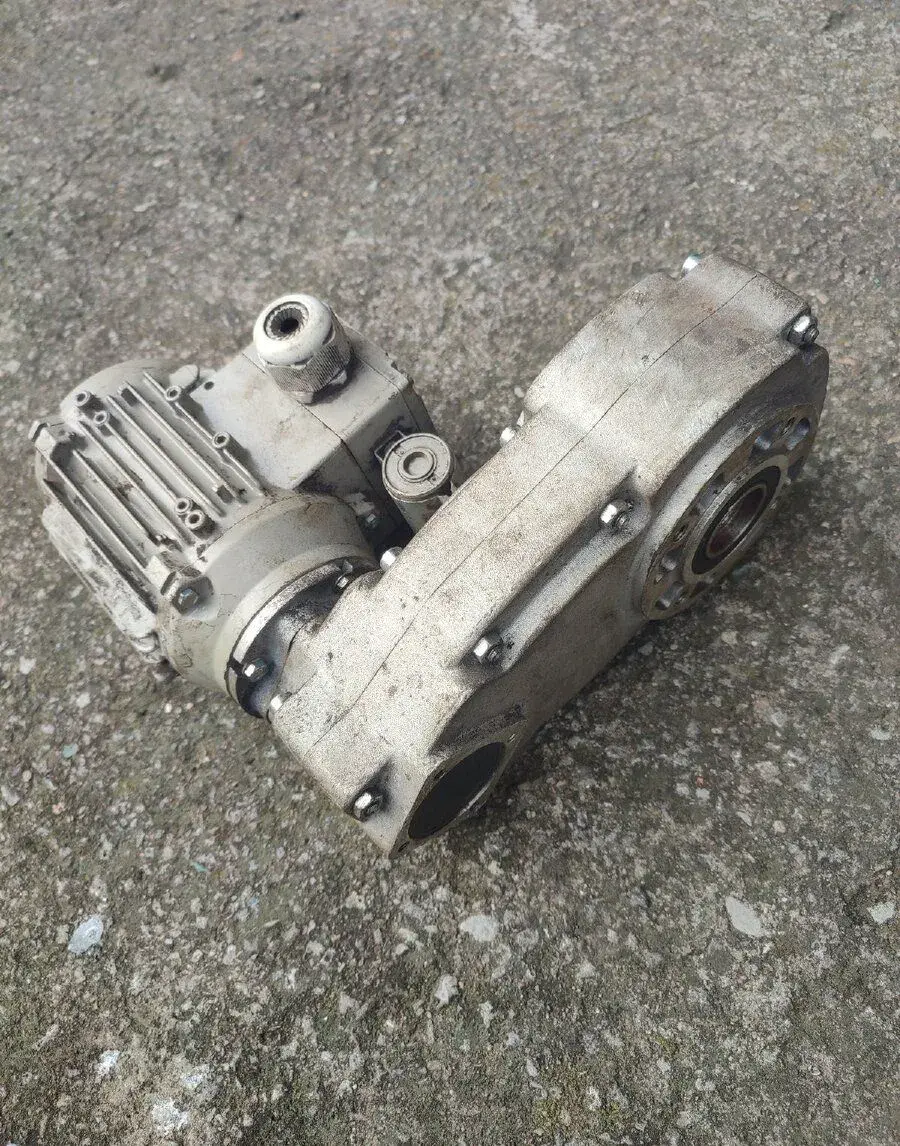Elektromotor s převodovkou pro šnekový dopravník