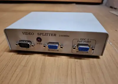 Aktivní 250MHz VGA splitter