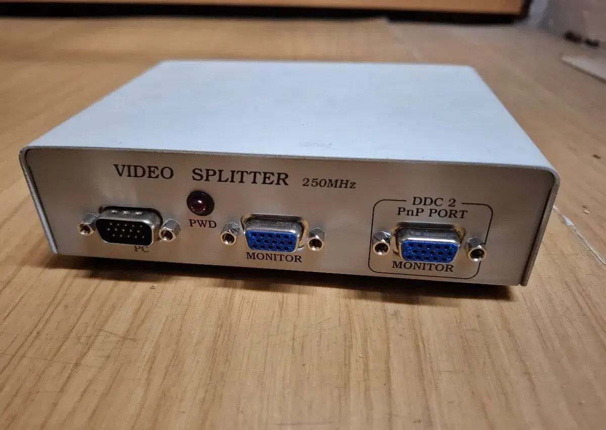 Aktivní 250MHz VGA splitter