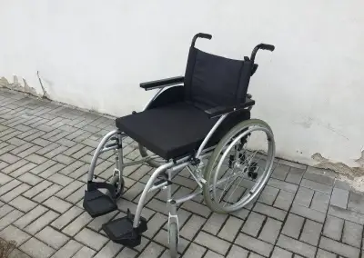 Odlehčený invalidní vozík se skládací konstrukcí