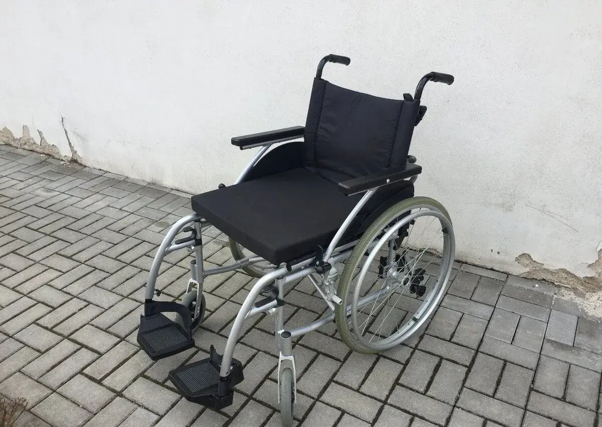 Odlehčený invalidní vozík se skládací konstrukcí