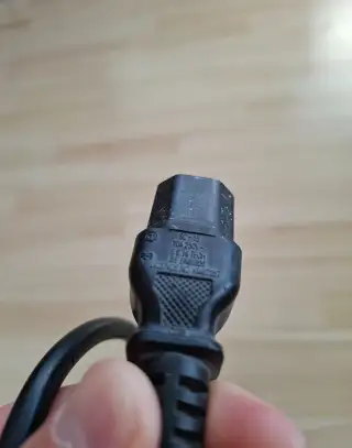 Napájecí kabel k PC / monitoru (IEC C13) – funkční