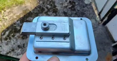Zavírací mechanismus