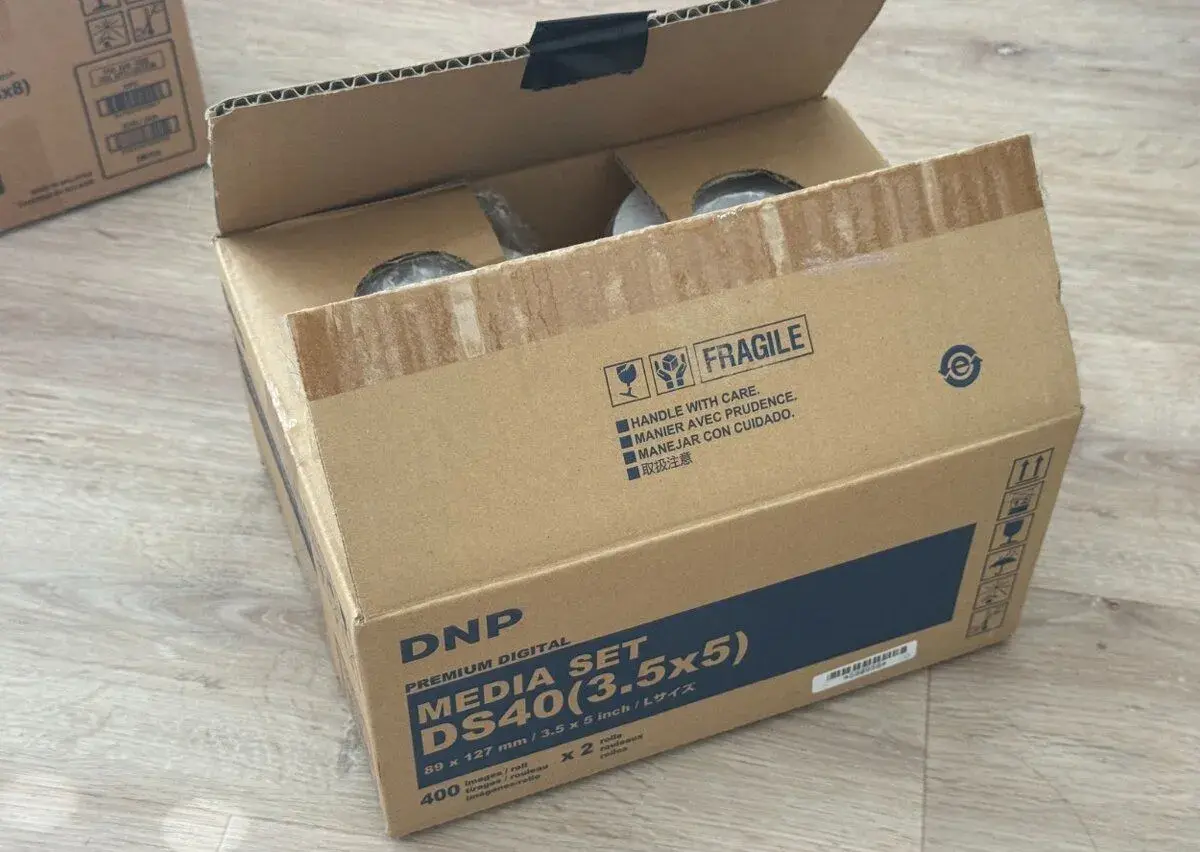 DNP DS40 média 9x13 cm - papír a pásky, zbývá cca 700 fotek