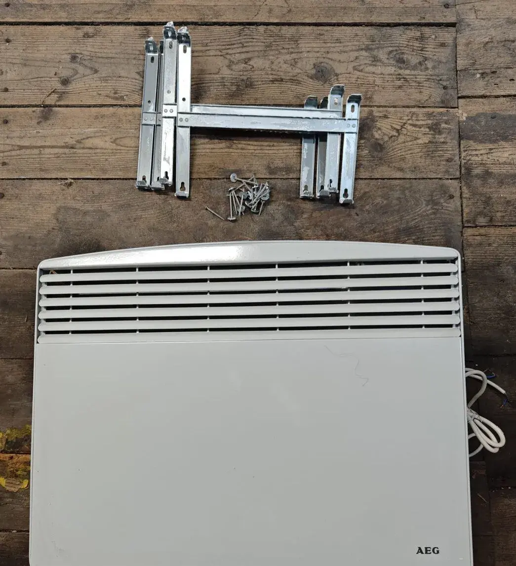 4 ks. AEG nástěnný konvektor 1,5kW WKL 1503 U