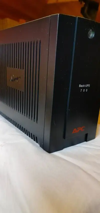 Záložní zdroj APC Back-UPS BX 700