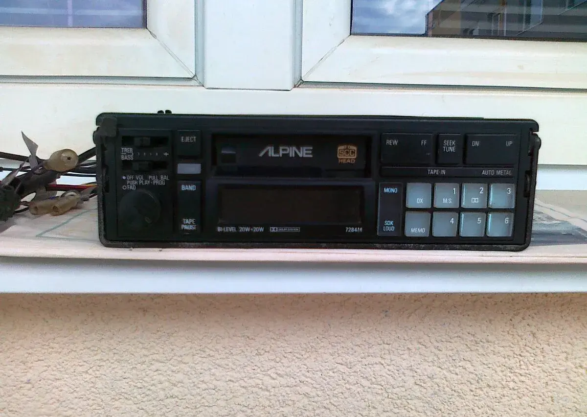 Autorádio ALPINE-.