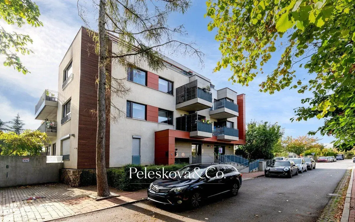 Pronájem bytu 2+kk 45m2 + terasa a garážové stání, Praha - S
