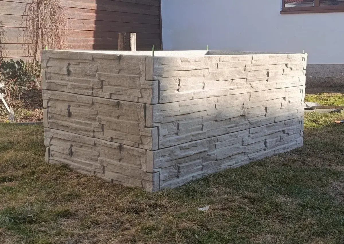 Vyvýšené betonové záhony