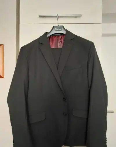 Černý oblek a kabát