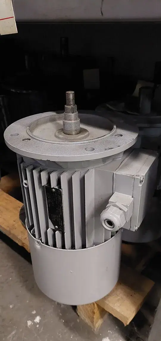 Přírubový motor s el. brzdou 4APB90 S - 8210 - 0,37 kW.