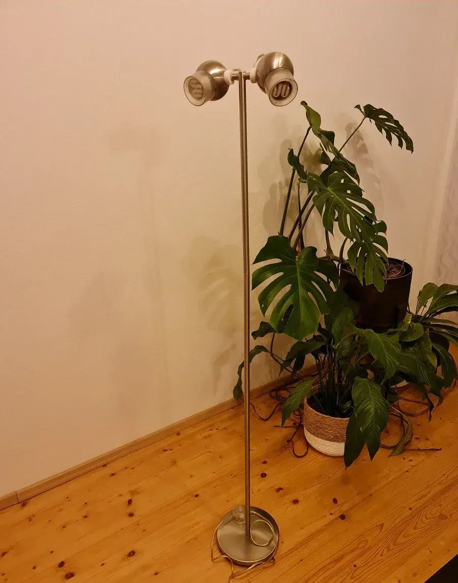 Nerezová stojanová lampa jako nova