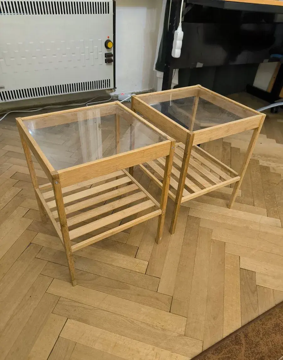 Bambusový odkládací stolek se skleněnou deskou