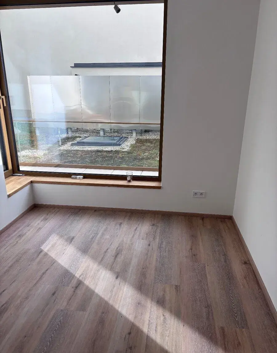 Vinylová podlaha včetně obvodových lišt – cca 55 m²