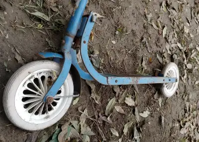 Retro koloběžka k renovaci nebo na dekoraci