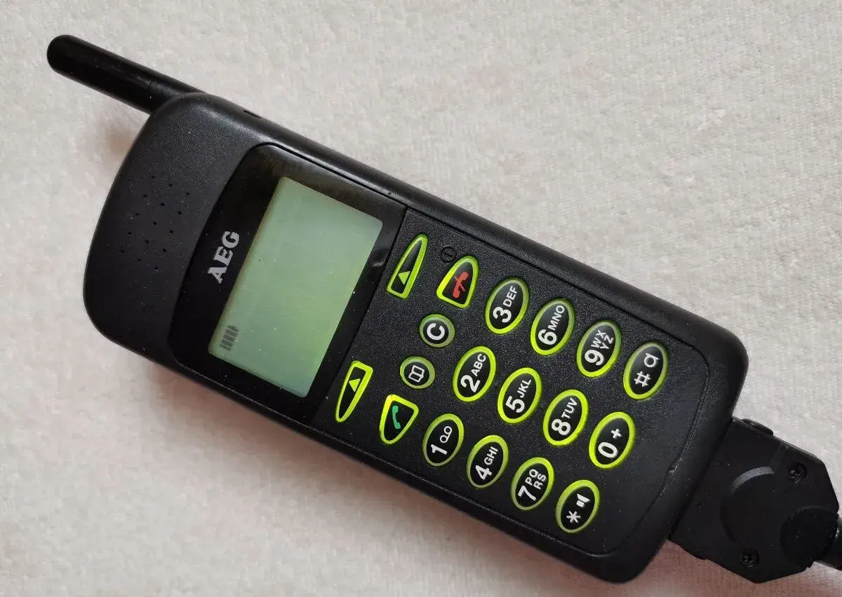 Mobilní telefon AEG D 9040