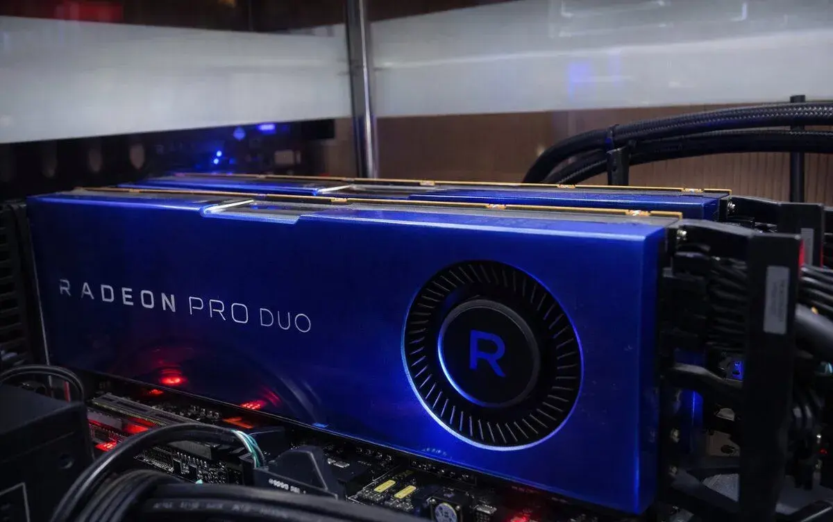 Profesionální dual GPU karta s 32GB VRAM