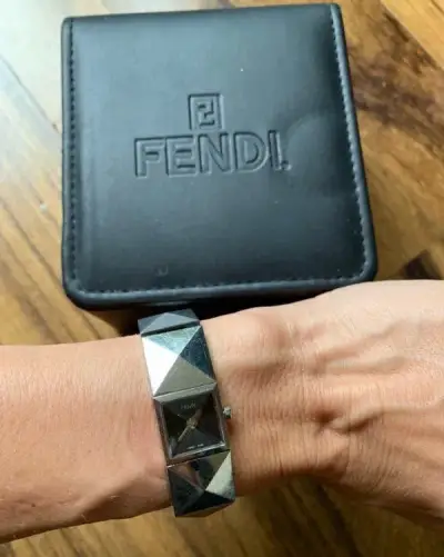 Nové dámské hodinky Fendi