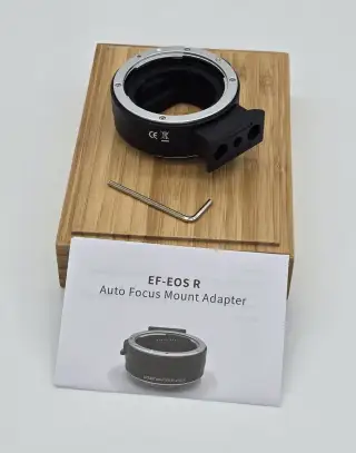 Adaptér Canon EF → EOS R (RF) s autofokusem a patkou