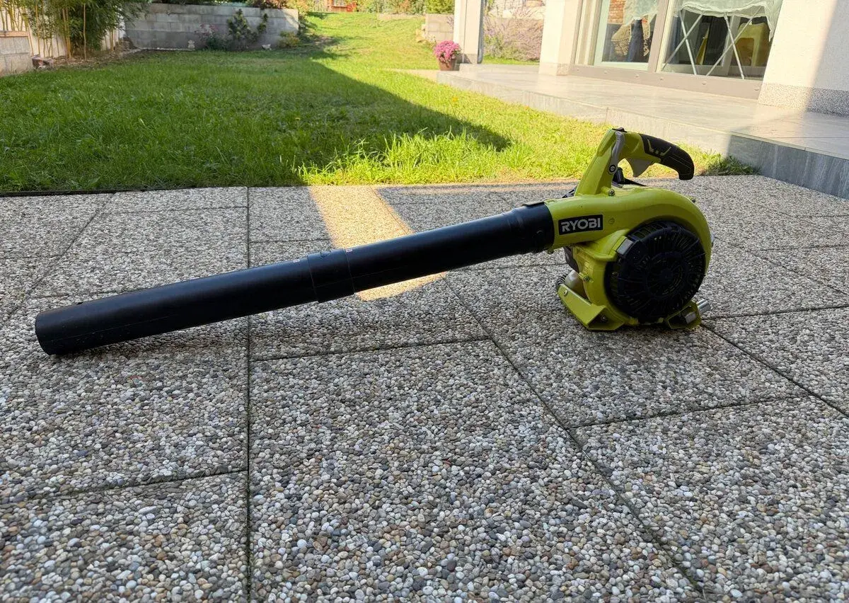 Benzínový foukač listí
