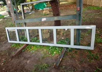 Bílé plastové okno cca 300 × 60 cm – vícedílné