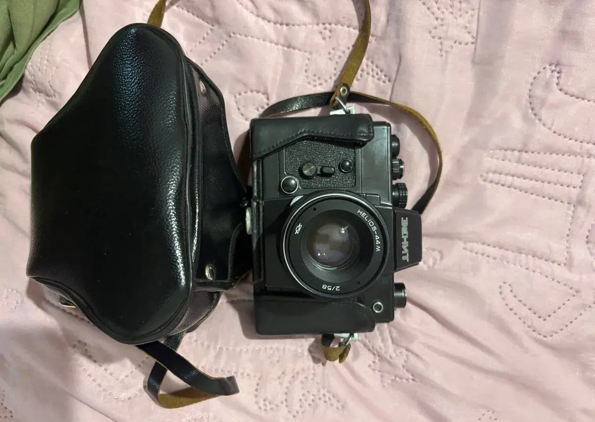 Zenit-19 + Helios-44M 2/58 + pouzdro (SSSR, M42)