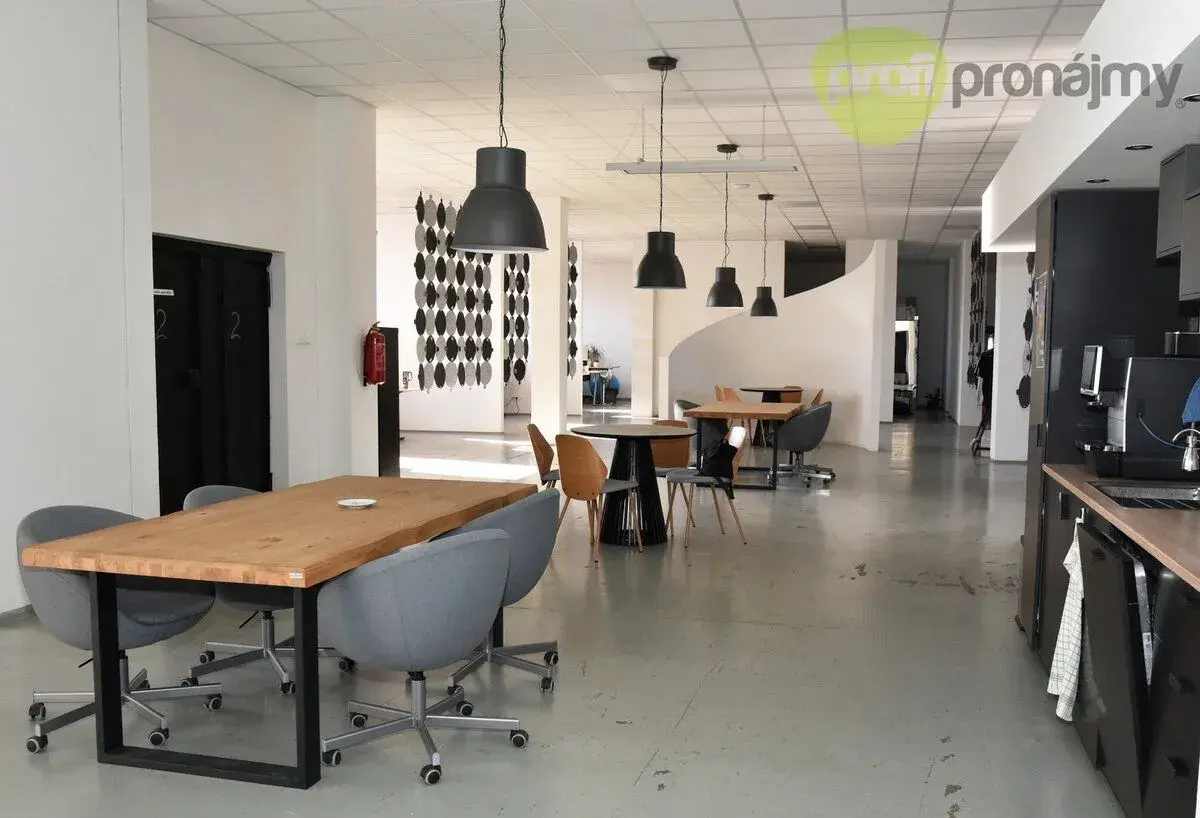 Moderní open office v centru obce s parkováním